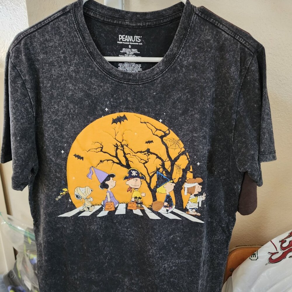 Peanuts Snoopy HALLOWEEN TRICK OR TREAT Men's Shirt Small Brand NEW with Tags